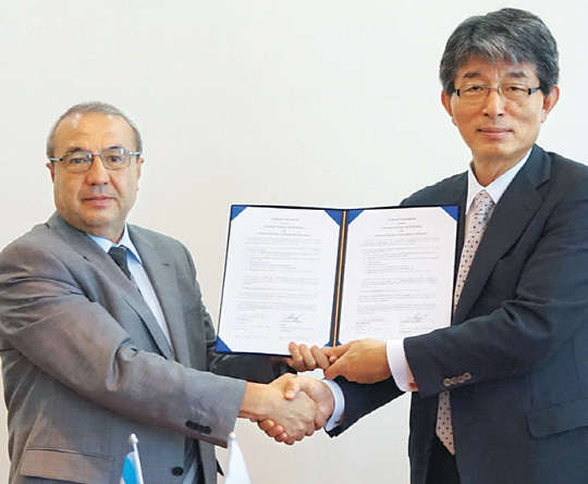 이은우 UST 총장(오른쪽)과 무히디노프 타슈켄트정보기술대학교 총장이 우수 인재 양성과 학술·연구교류를 위한 협정을 체결한 후 기념촬영을 하고 있다.  UST 제공